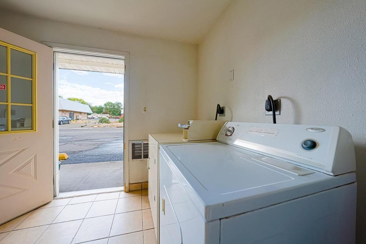 Budget 8 Motel จอห์นเดย์ ภายนอก รูปภาพ
